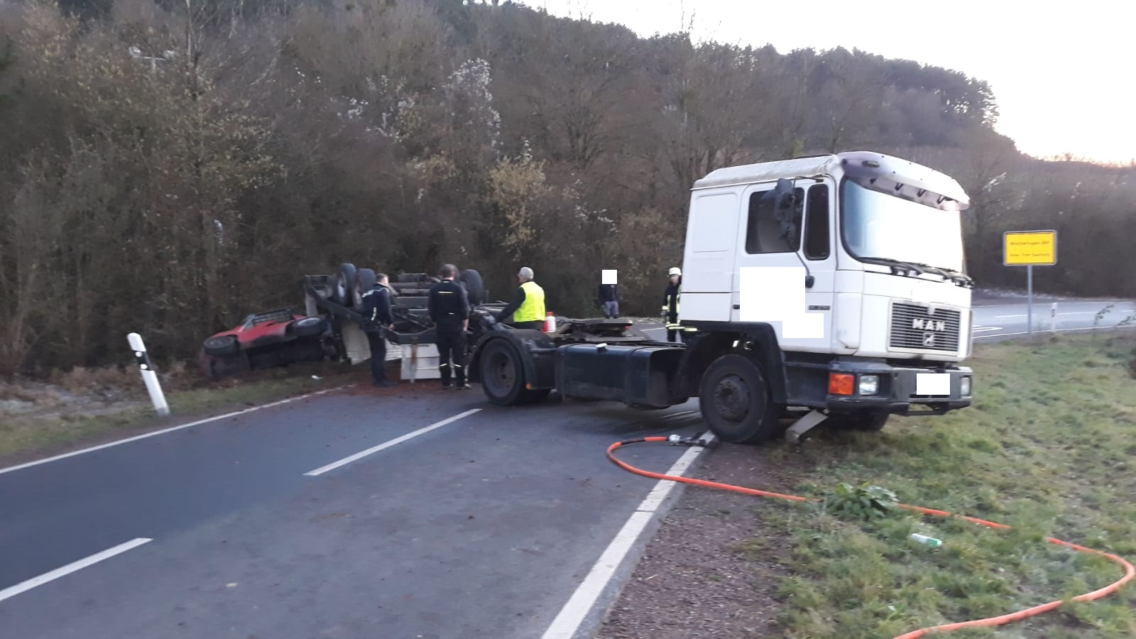 Lkw Anh Nger Kippt Auf Landstra E Bei Wincheringen Um Saar Mosel News