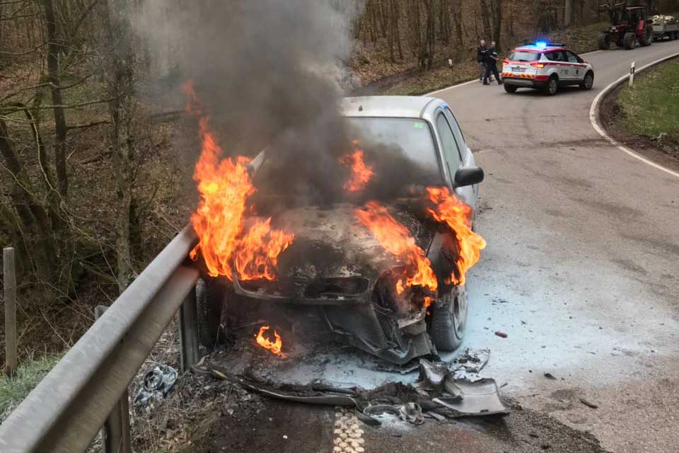 Kleinwagen fängt nach Unfall Feuer