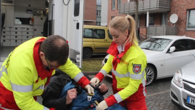 Bei Rettungseinsätzen sind Sanitäter immer häufiger Bedrohungen und Beschimpfungen ausgesetzt.